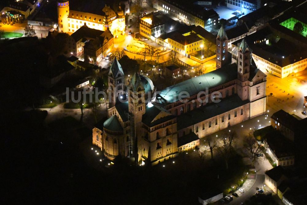 Speyer bei Nacht von oben - Nachtluftbild Romanischer Dom zu Speyer im Bundesland Rheinland-Pfalz, Deutschland