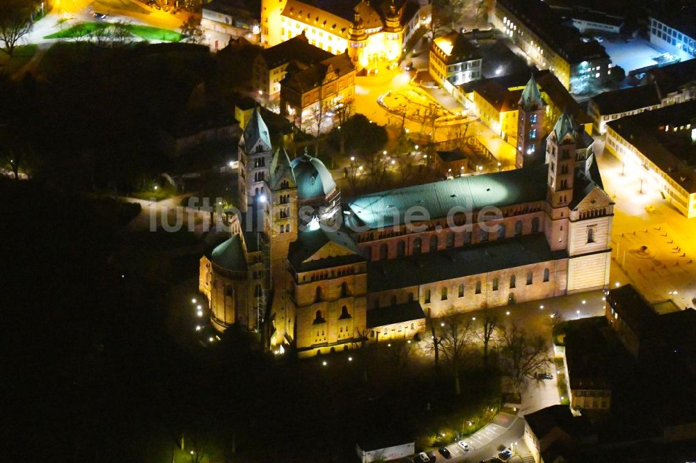 Speyer bei Nacht aus der Vogelperspektive: Nachtluftbild Romanischer Dom zu Speyer im Bundesland Rheinland-Pfalz, Deutschland