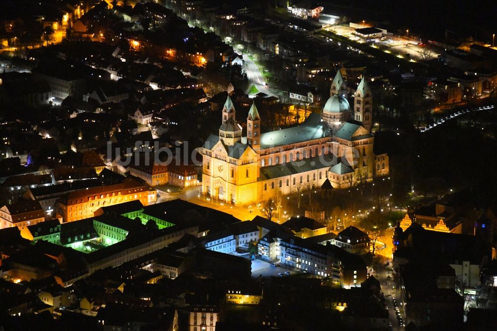 Speyer bei Nacht von oben - Nachtluftbild Romanischer Dom zu Speyer im Bundesland Rheinland-Pfalz, Deutschland