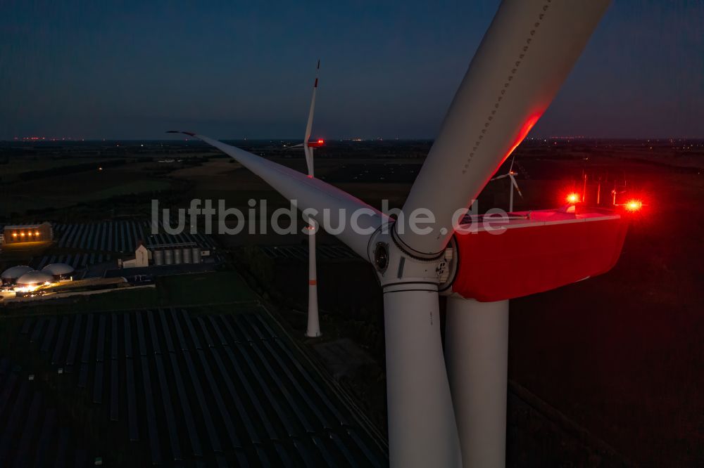Nachtluftbild Bliesdorf - Nachtluftbild rot beleuchteter Windenergieanlagen (WEA) auf einem Feld in Bliesdorf im Bundesland Brandenburg, Deutschland