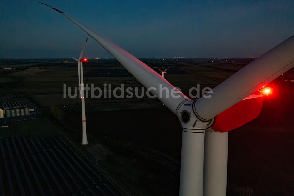 Nacht-Luftaufnahme Bliesdorf - Nachtluftbild rot beleuchteter Windenergieanlagen (WEA) auf einem Feld in Bliesdorf im Bundesland Brandenburg, Deutschland