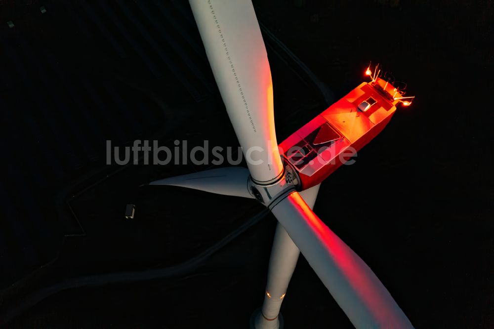 Bliesdorf bei Nacht von oben - Nachtluftbild rot beleuchteter Windenergieanlagen (WEA) auf einem Feld in Bliesdorf im Bundesland Brandenburg, Deutschland