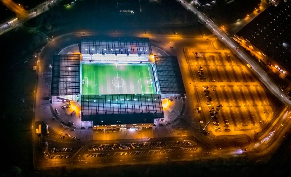Essen bei Nacht aus der Vogelperspektive: Nachtluftbild RWE - Rot-Weiß Stadion in Essen im Bundesland Nordrhein-Westfalen