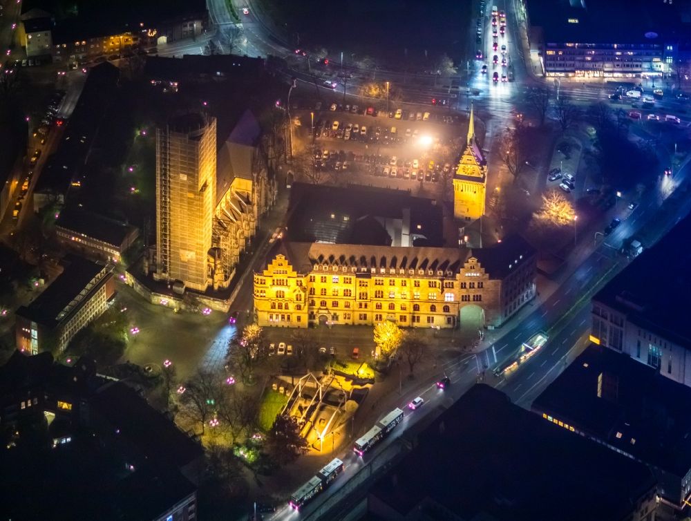 Nachtluftbild Duisburg - Nachtluftbild Salvator Kirche und Gebäude der Stadtverwaltung - Rathaus in Duisburg im Bundesland Nordrhein-Westfalen, Deutschland