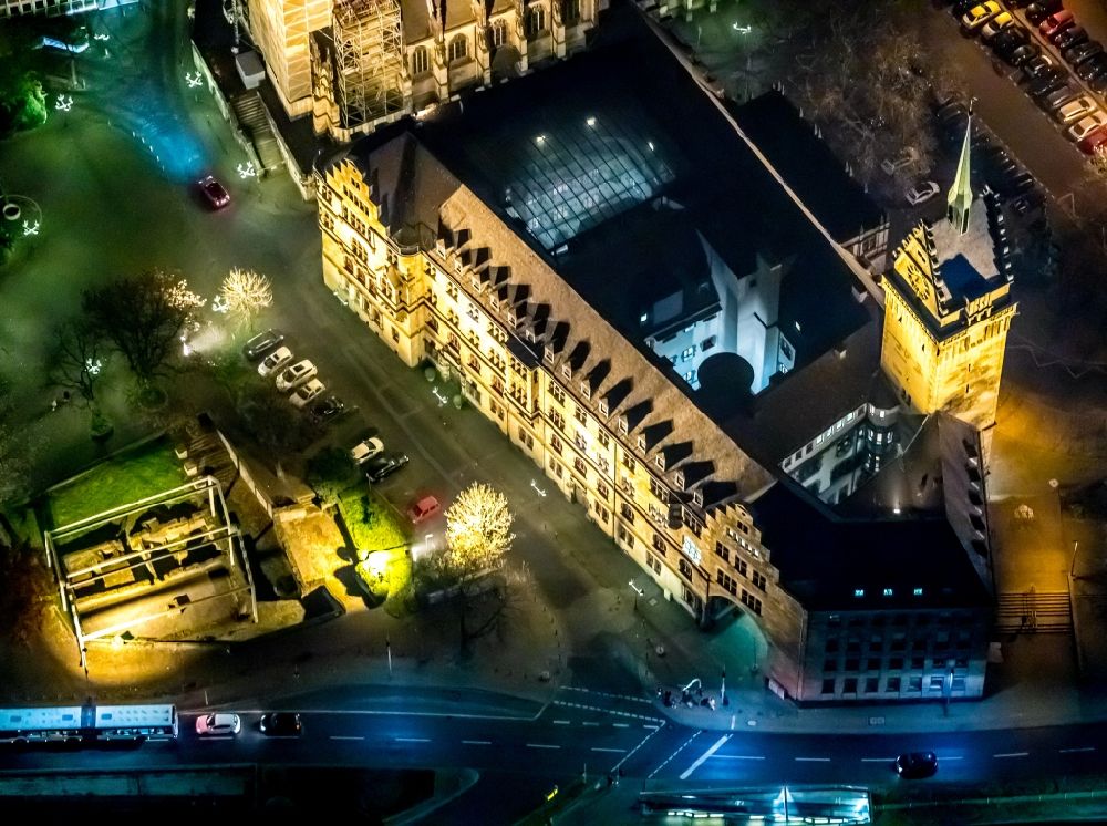 Nacht-Luftaufnahme Duisburg - Nachtluftbild Salvator Kirche und Gebäude der Stadtverwaltung - Rathaus in Duisburg im Bundesland Nordrhein-Westfalen, Deutschland