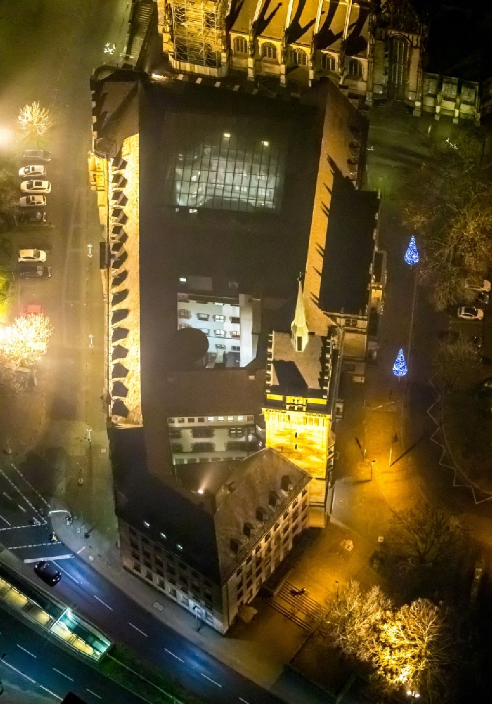 Duisburg bei Nacht von oben - Nachtluftbild Salvator Kirche und Gebäude der Stadtverwaltung - Rathaus in Duisburg im Bundesland Nordrhein-Westfalen, Deutschland