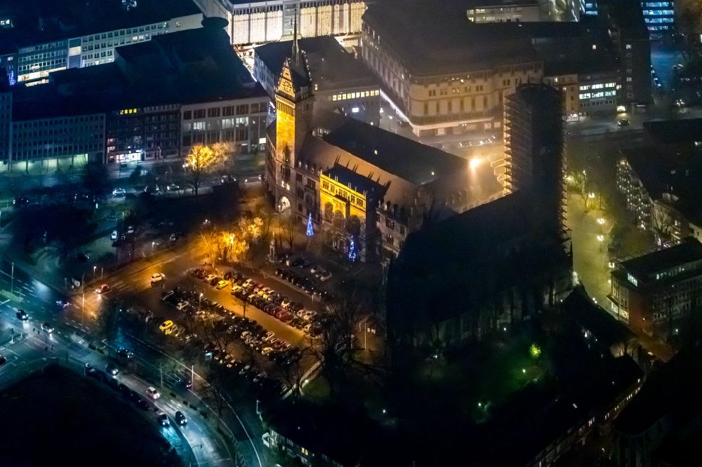 Nachtluftbild Duisburg - Nachtluftbild Salvator Kirche und Gebäude der Stadtverwaltung - Rathaus in Duisburg im Bundesland Nordrhein-Westfalen, Deutschland