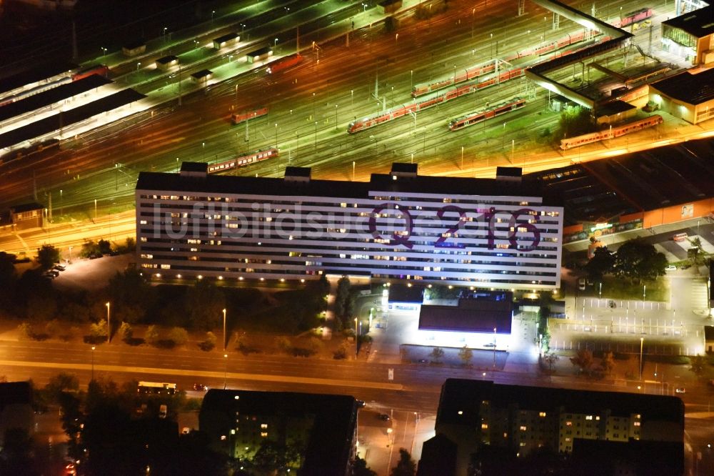 Berlin bei Nacht von oben - Nachtluftbild Sanierter und modernisierter DDR- Plattenbau als Studenten- und Single- Wohnheim Q216 am Bahnhof Lichtenberg in Berlin