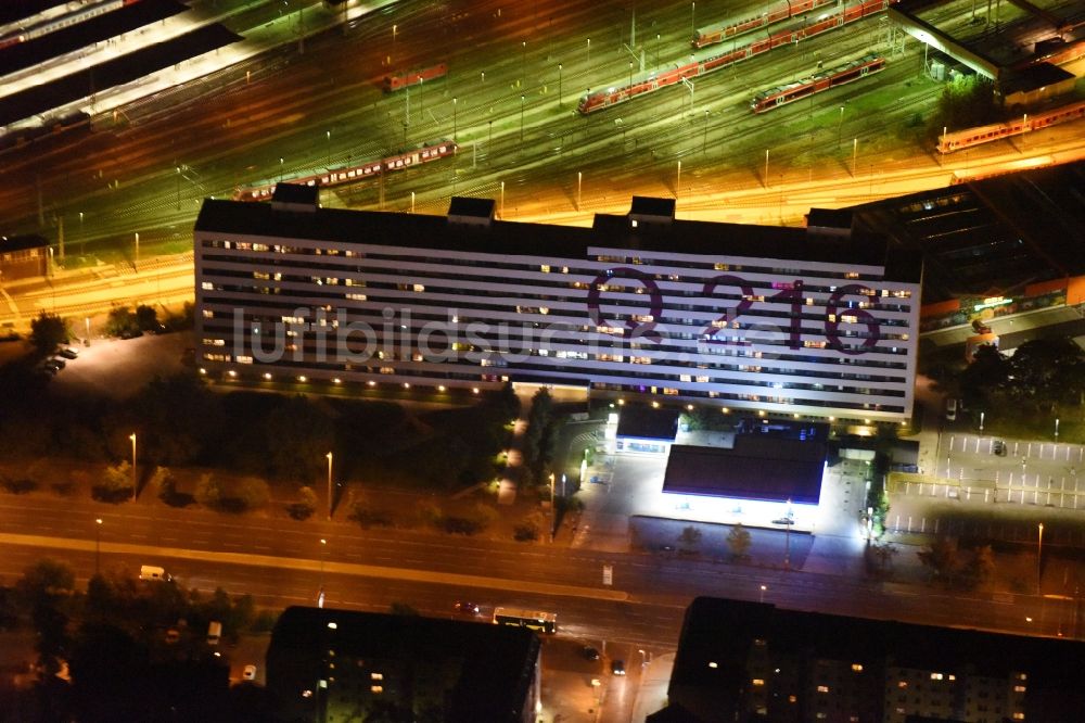 Nachtluftbild Berlin - Nachtluftbild Sanierter und modernisierter DDR- Plattenbau als Studenten- und Single- Wohnheim Q216 am Bahnhof Lichtenberg in Berlin