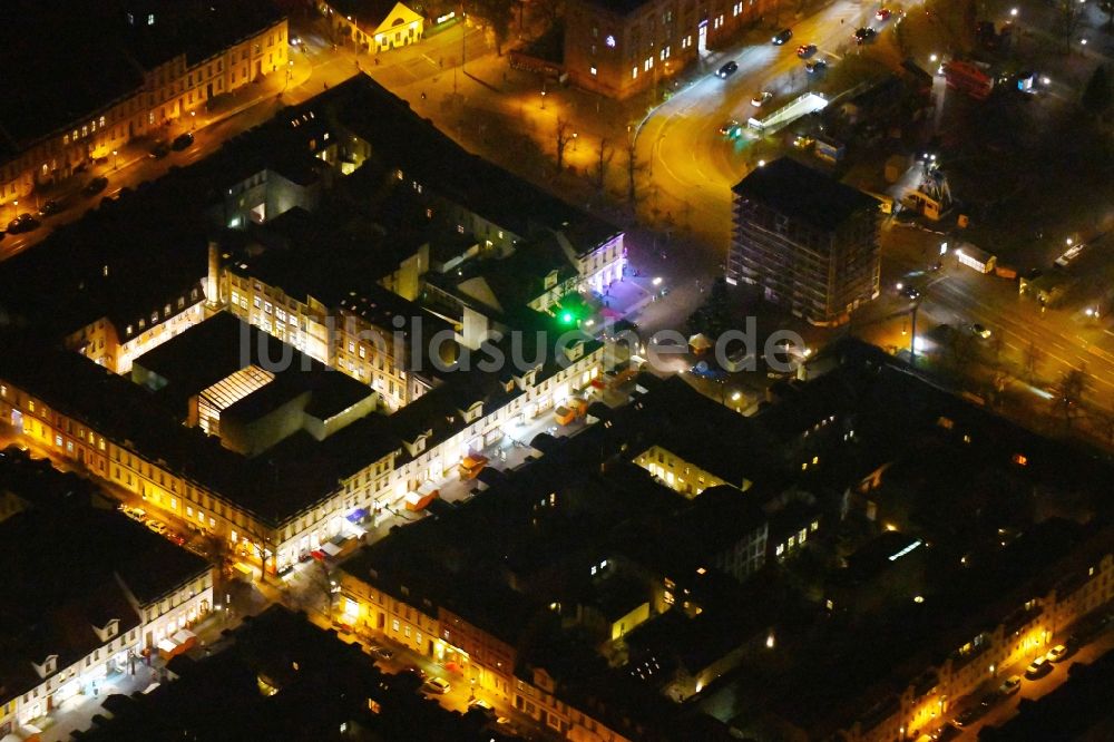 Nacht-Luftaufnahme Potsdam - Nachtluftbild Sanierung des Bauwerkes Brandenburger Tor am Luisenplatz im Ortsteil Innenstadt in Potsdam im Bundesland Brandenburg, Deutschland