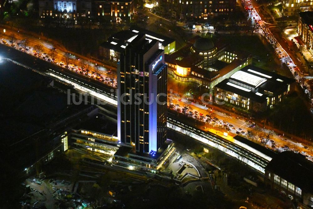 Nacht-Luftaufnahme Hamburg - Nachtluftbild Sanierungs- Baustelle des Congress Center am Hochhaus- Gebäude der Hotelanlage Radisson Blu in Hamburg, Deutschland