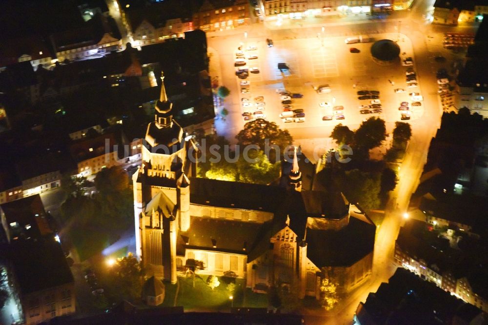 Nacht-Luftaufnahme Stralsund - Nachtluftbild Sankt Marien-Kirche in der Hansestadt Stralsund im Bundesland Mecklenburg-Vorpommern