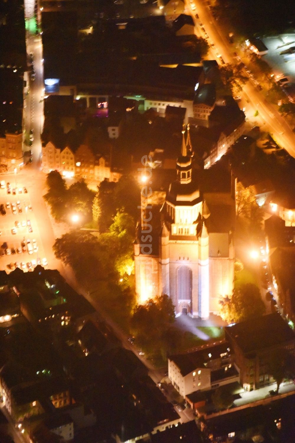 Stralsund bei Nacht aus der Vogelperspektive: Nachtluftbild Sankt Marien-Kirche in der Hansestadt Stralsund im Bundesland Mecklenburg-Vorpommern