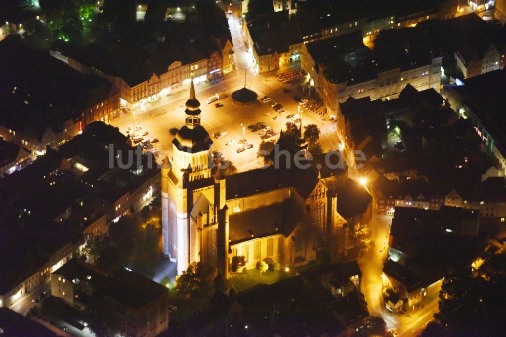 Nacht-Luftaufnahme Stralsund - Nachtluftbild Sankt Marien-Kirche in der Hansestadt Stralsund im Bundesland Mecklenburg-Vorpommern