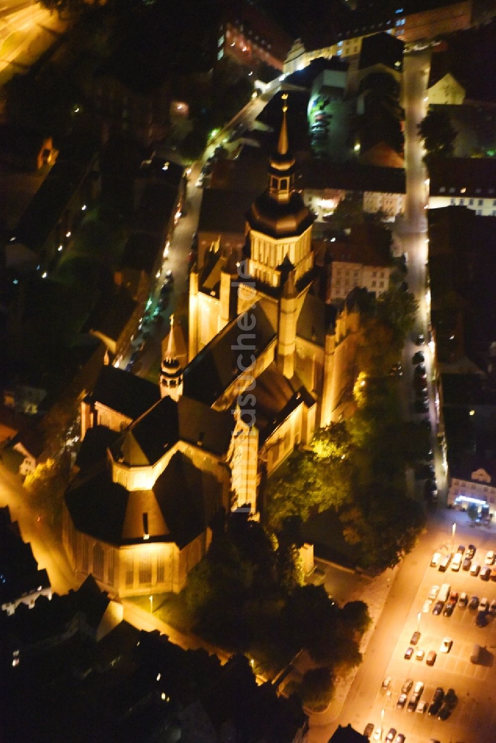 Stralsund bei Nacht von oben - Nachtluftbild Sankt Marien-Kirche in der Hansestadt Stralsund im Bundesland Mecklenburg-Vorpommern
