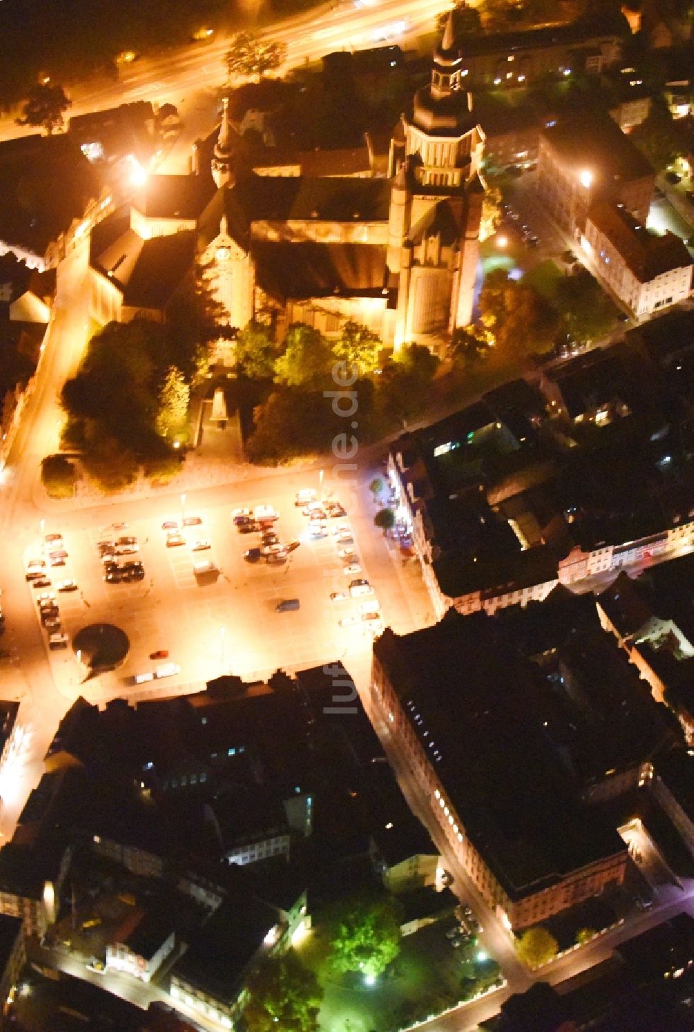 Stralsund bei Nacht aus der Vogelperspektive: Nachtluftbild Sankt Marien-Kirche in der Hansestadt Stralsund im Bundesland Mecklenburg-Vorpommern