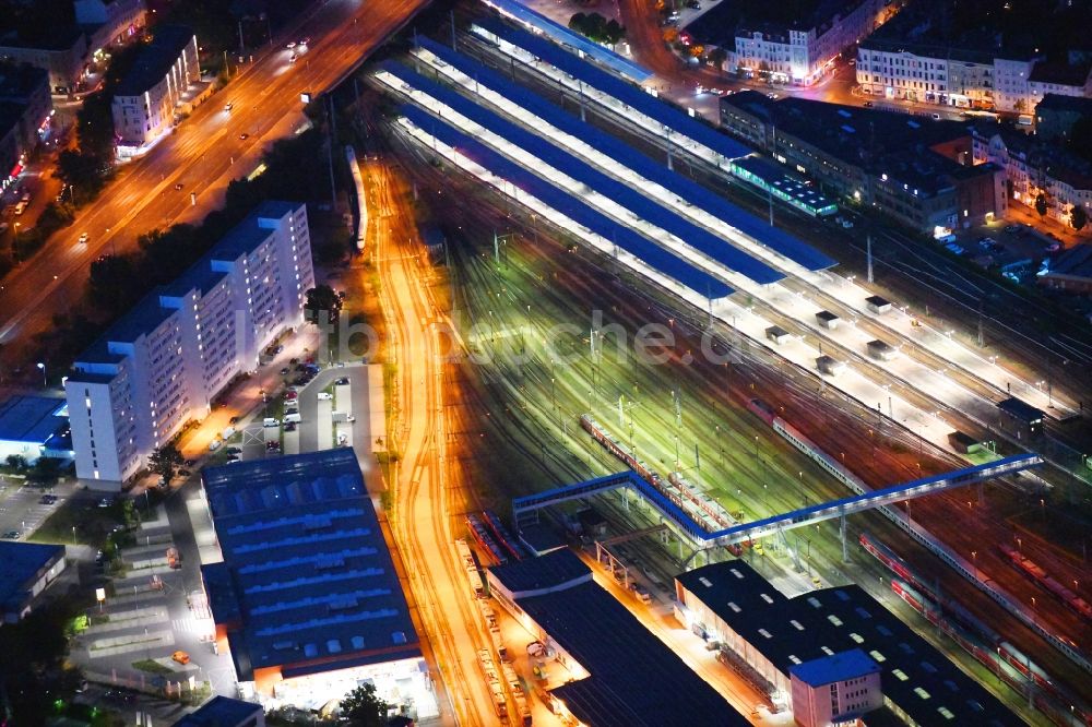 Nachtluftbild Berlin - Nachtluftbild Schienen- Gleis- und Oberleitungsstrang am Bahnbetriebswerk und Bahnhof Lichtenberg in Berlin, Deutschland