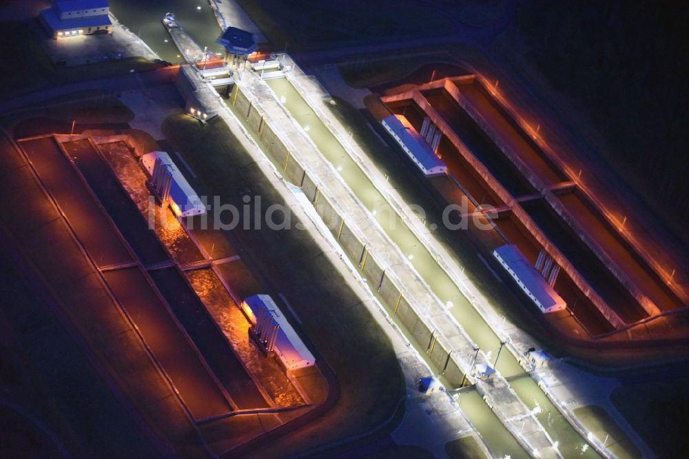 Nacht-Luftaufnahme Hohenwarthe - Nachtluftbild Schleusenanlagen am Ufer der Wasserstraße der Doppelsparschleuse Hohenwarthe in Hohenwarthe im Bundesland Sachsen-Anhalt