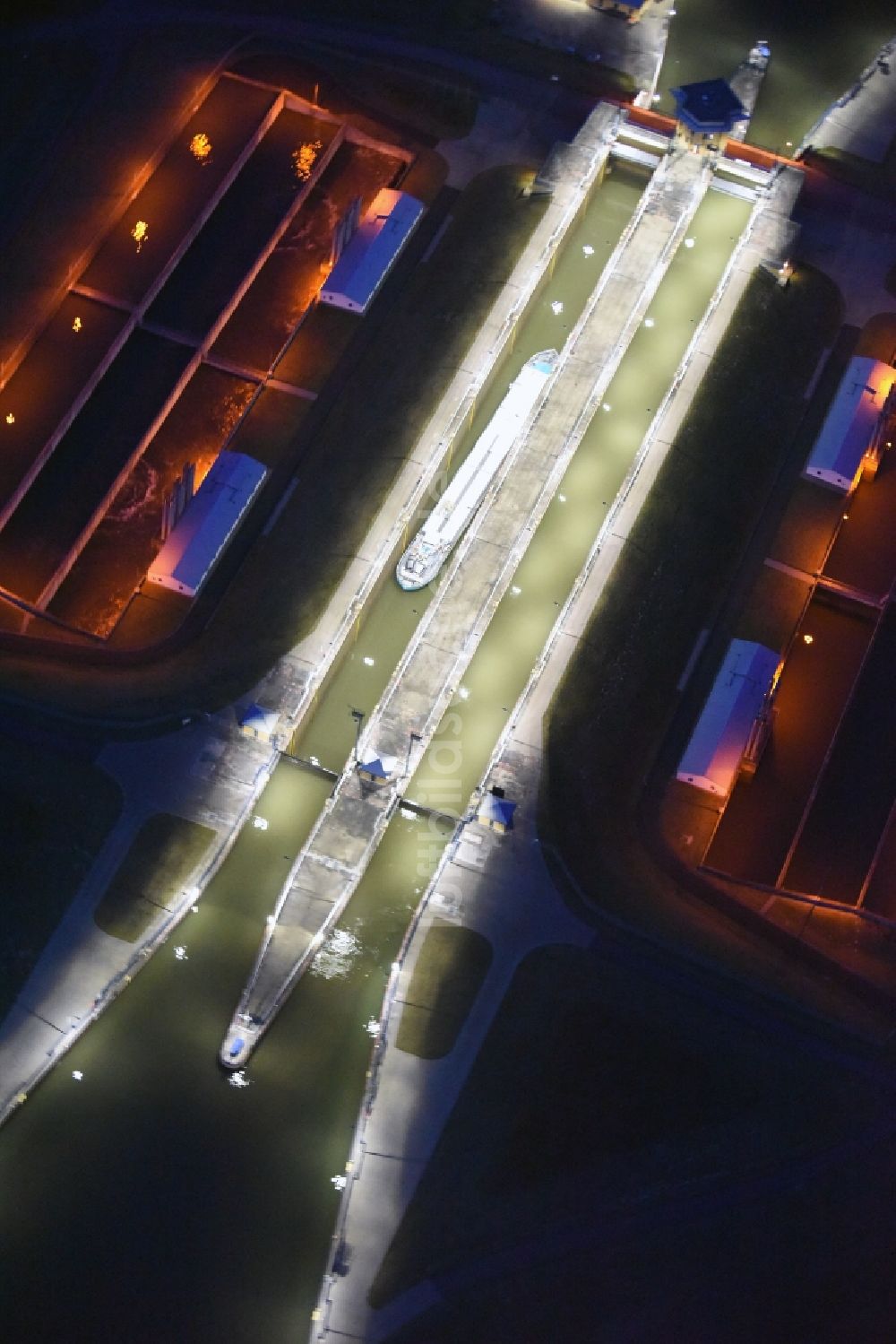 Nacht-Luftaufnahme Hohenwarthe - Nachtluftbild Schleusenanlagen am Ufer der Wasserstraße der Doppelsparschleuse Hohenwarthe in Hohenwarthe im Bundesland Sachsen-Anhalt