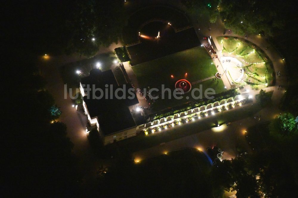 Potsdam bei Nacht von oben - Nachtluftbild Schloss Charlottenhof anläßlich der Potsdamer SchlösserNacht 2019 im Bundesland Brandenburg