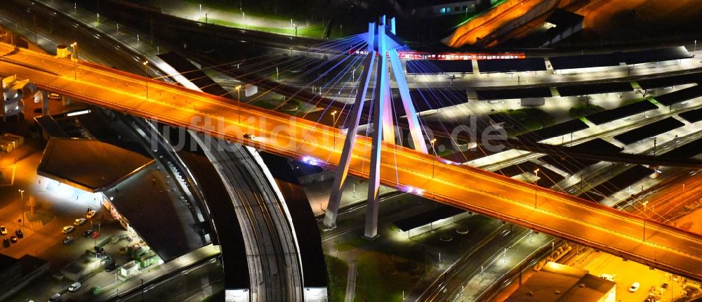 Ludwigshafen am Rhein bei Nacht aus der Vogelperspektive: Nachtluftbild Schrägseilbrücke entlang der Bundestraße B37 in Ludwigshafen am Rhein im Bundesland Rheinland-Pfalz, Deutschland