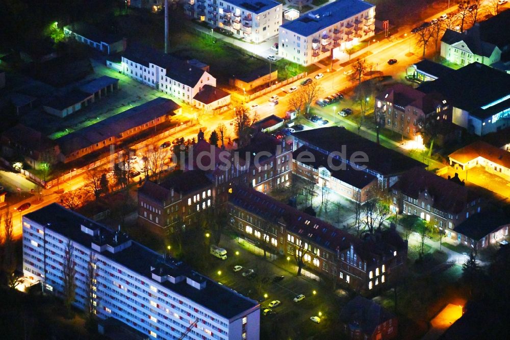 Strausberg bei Nacht aus der Vogelperspektive: Nachtluftbild Schulgebäude des Oberstufenzentrum Märkisch Oderland in Strausberg im Bundesland Brandenburg, Deutschland