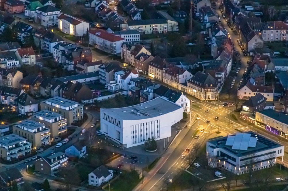 Hamm bei Nacht aus der Vogelperspektive: Nachtluftbild Schulgebäude der Städtische Musikschule in Hamm im Bundesland Nordrhein-Westfalen, Deutschland