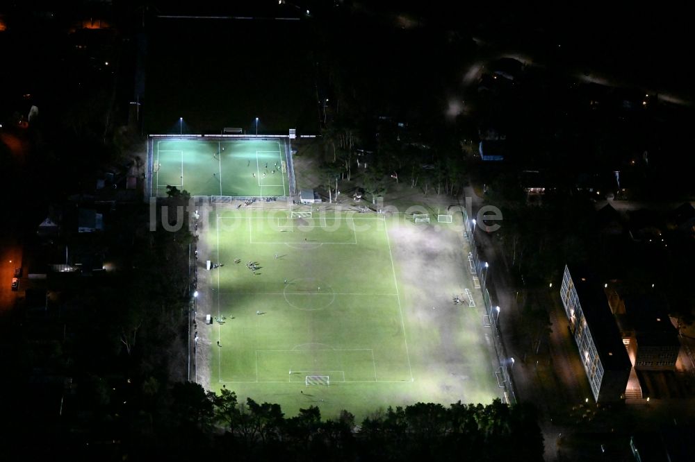Nacht-Luftaufnahme Oranienburg - Nachtluftbild Schulgelände mit Sportplatz Jean-Clermont-Schule in Oranienburg im Bundesland Brandenburg, Deutschland