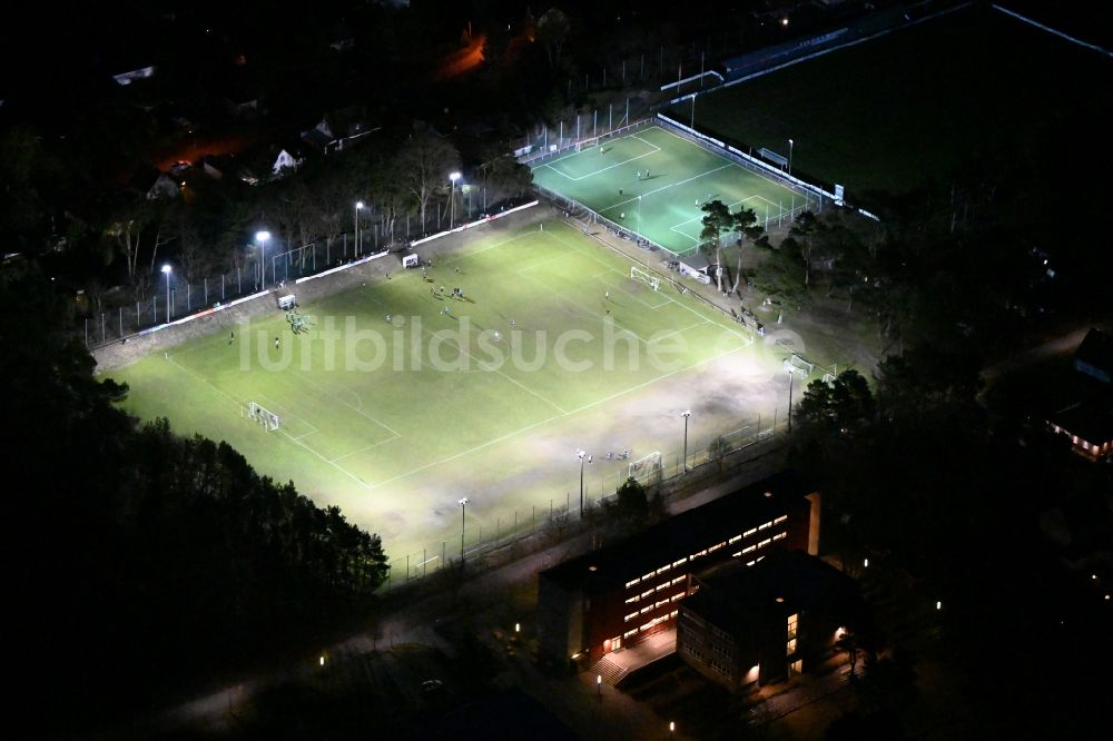 Nachtluftbild Oranienburg - Nachtluftbild Schulgelände mit Sportplatz Jean-Clermont-Schule in Oranienburg im Bundesland Brandenburg, Deutschland