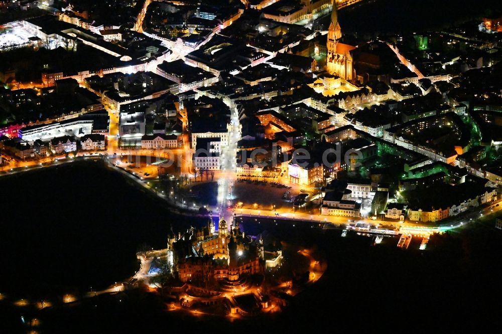 Nacht-Luftaufnahme Schwerin - Nachtluftbild Schweriner Altstadt mit Schloßinsel in Schwerin in Mecklenburg-Vorpommern