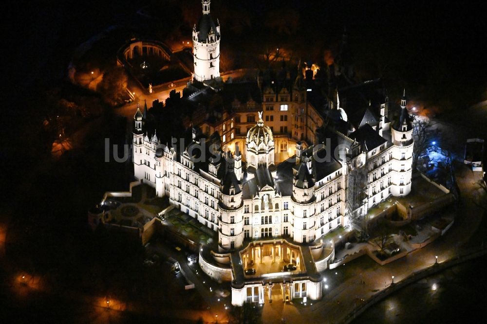 Nacht-Luftaufnahme Schwerin - Nachtluftbild Schweriner Schloß und Landtag in der Landeshauptstadt von Mecklenburg-Vorpommern