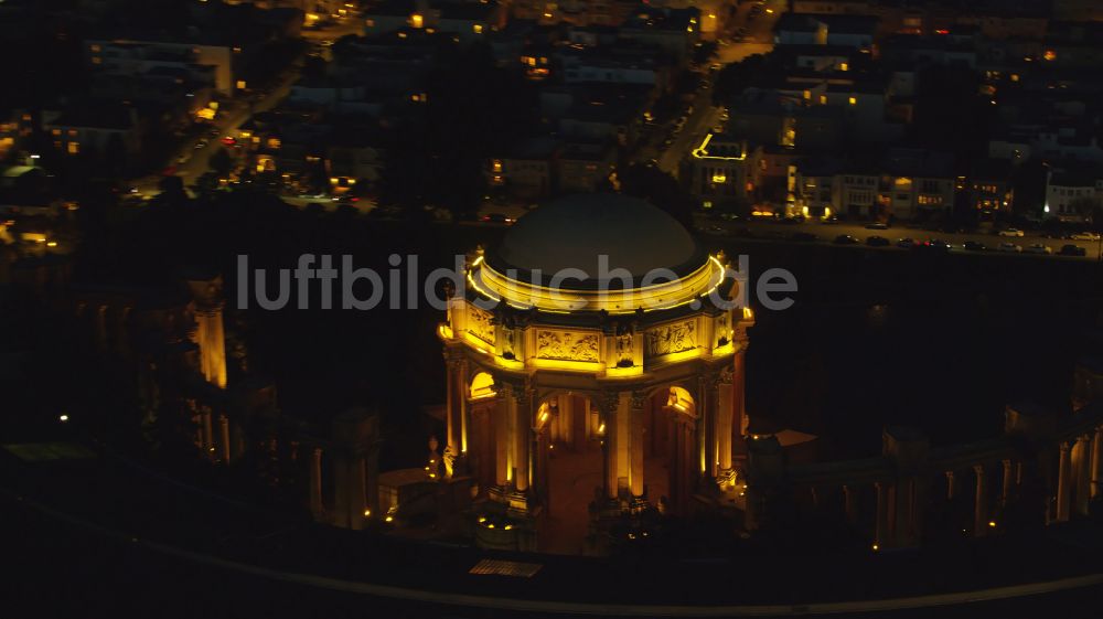 San Francisco bei Nacht aus der Vogelperspektive: Nachtluftbild Sehenswürdigkeit Palace of Fine Arts in San Francisco in Kalifornien, USA