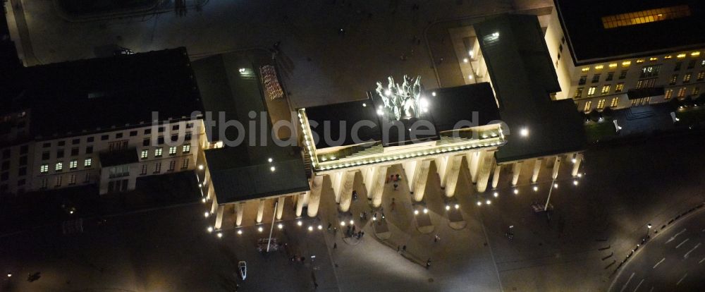 Nacht-Luftaufnahme Berlin - Nachtluftbild Sehenswürdigkeit und Wahrzeichen Brandenburger Tor am Pariser Platz im Ortsteil Mitte von Berlin