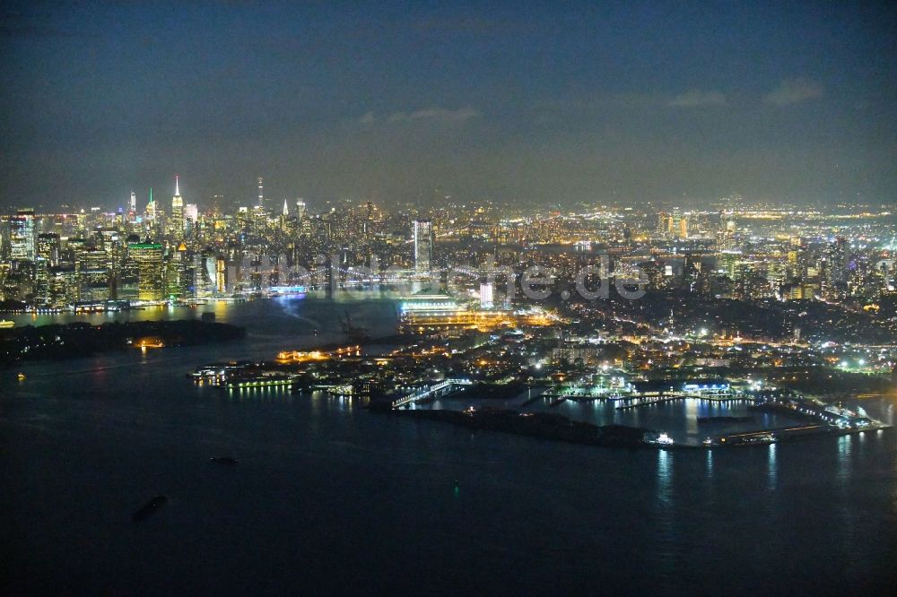 Nacht-Luftaufnahme New York - Nachtluftbild Siedlungsgebiet im Ortsteil Brooklyn in New York in USA