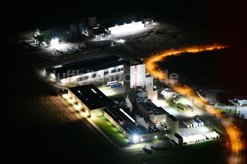 Heidegrund bei Nacht von oben - Nachtluftbild Silo und Getreide- Speicher im Ortsteil Weickelsdorf in Heidegrund im Bundesland Sachsen-Anhalt, Deutschland