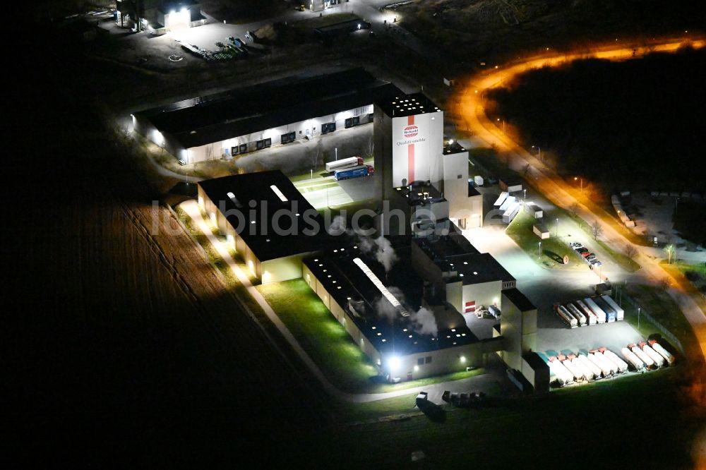 Heidegrund bei Nacht von oben - Nachtluftbild Silo und Getreide- Speicher im Ortsteil Weickelsdorf in Heidegrund im Bundesland Sachsen-Anhalt, Deutschland
