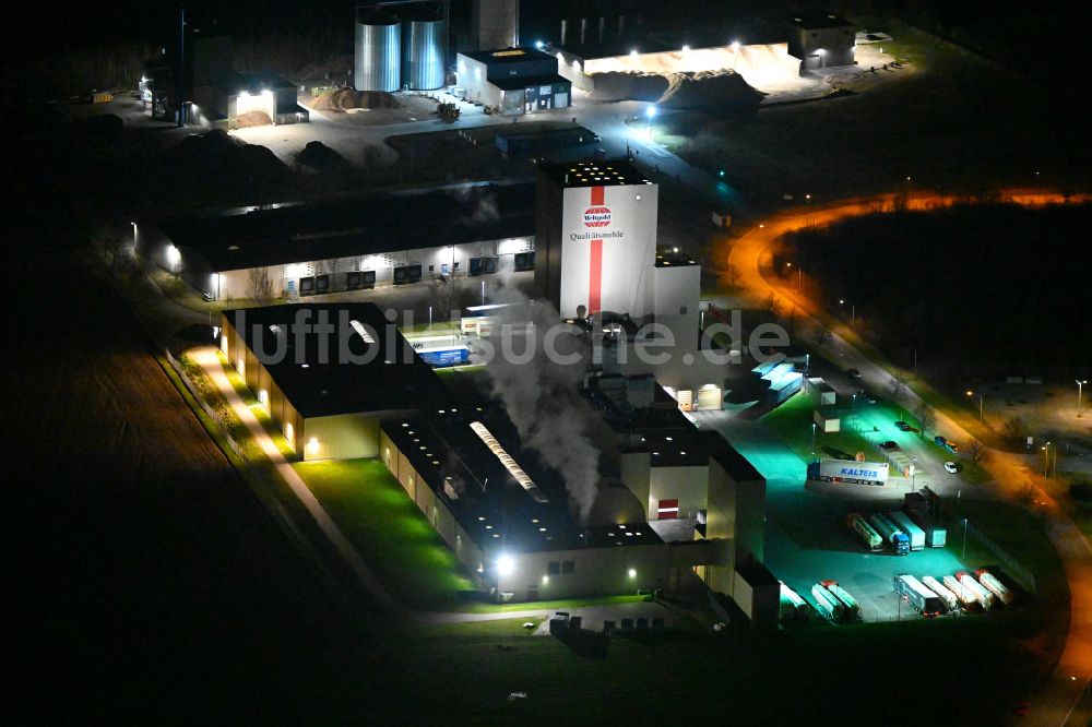 Nachtluftbild Heidegrund - Nachtluftbild Silo und Getreide- Speicher im Ortsteil Weickelsdorf in Heidegrund im Bundesland Sachsen-Anhalt, Deutschland