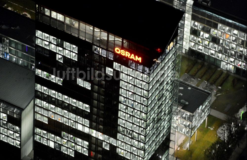 München bei Nacht von oben - Nachtluftbild Skyline Tower - Hochhaus der OSRAM GmbH in München im Bundesland Bayern, Deutschland