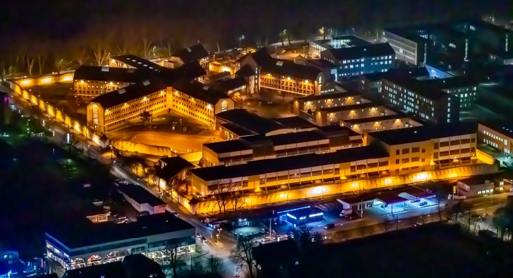Bochum bei Nacht von oben - Nachtluftbild Sozialtherapeutische Anstalt (SothA) der Justizvollzugsanstalt JVA in Bochum im Bundesland Nordrhein-Westfalen, Deutschland