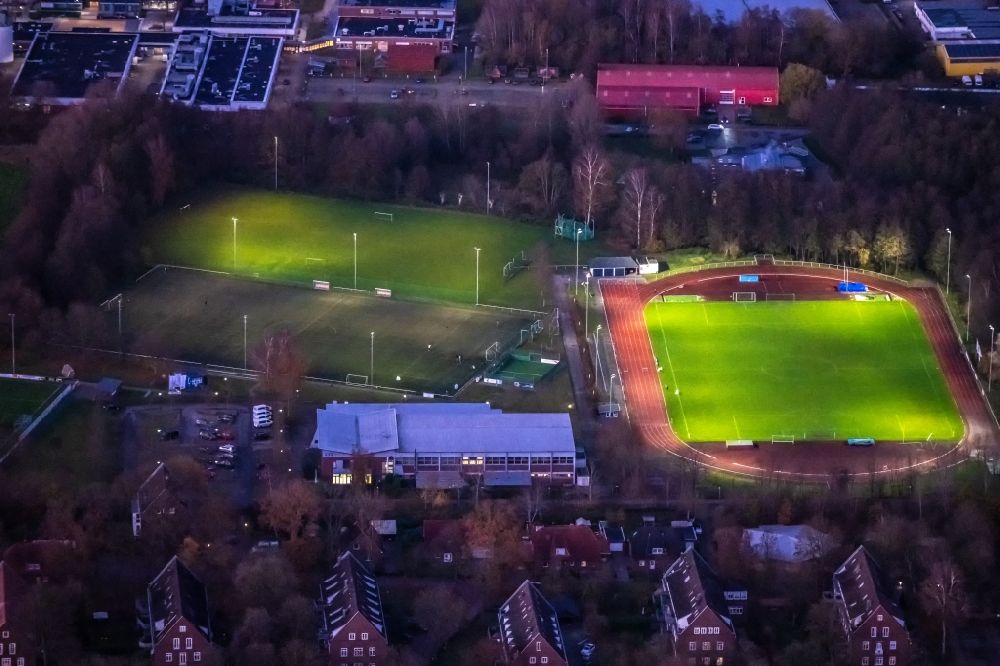 Nacht-Luftaufnahme Stade - Nachtluftbild Sportplatz- Fussballplatz VFL Stade Güldenstern in Stade-Ottenbeck im Bundesland Niedersachsen, Deutschland