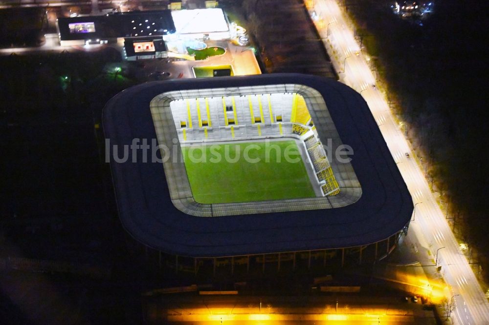 Nacht-Luftaufnahme Dresden - Nachtluftbild Sportstätten-Gelände der Arena des DDV-Stadion in Dresden im Bundesland Sachsen