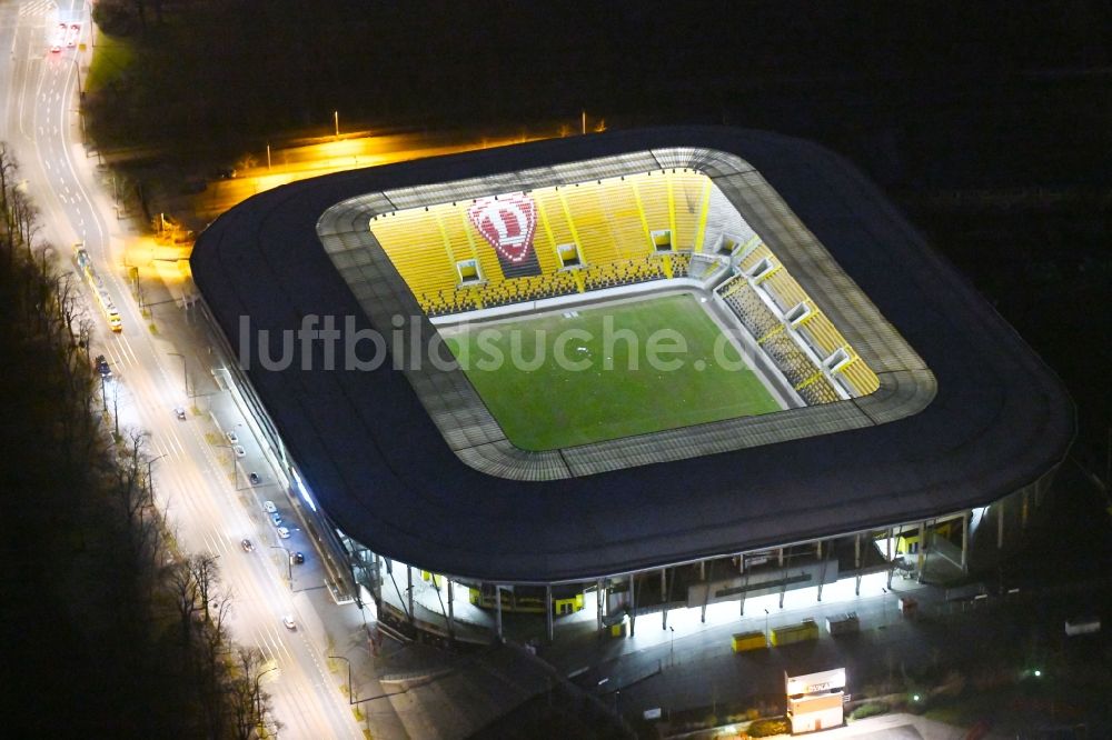 Dresden bei Nacht von oben - Nachtluftbild Sportstätten-Gelände der Arena des DDV-Stadion in Dresden im Bundesland Sachsen