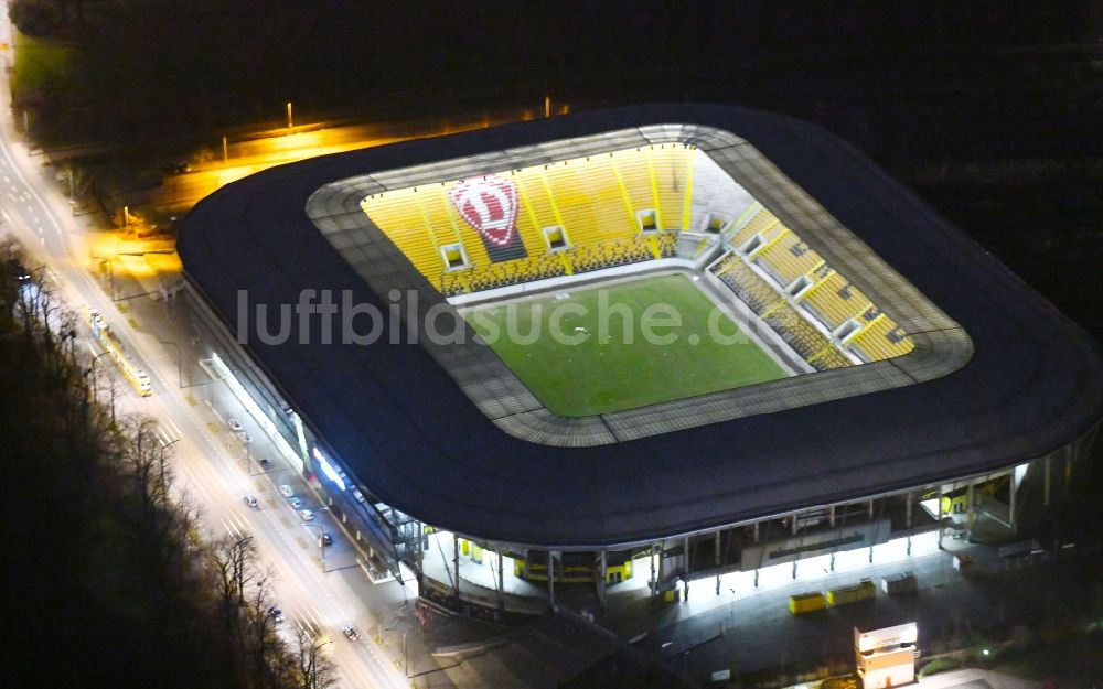 Dresden bei Nacht von oben - Nachtluftbild Sportstätten-Gelände der Arena des DDV-Stadion in Dresden im Bundesland Sachsen
