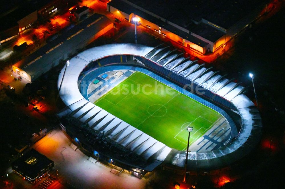 Nacht-Luftaufnahme Braunschweig - Nachtluftbild Sportstätten-Gelände der Arena des Eintracht- Stadion in Braunschweig im Bundesland Niedersachsen