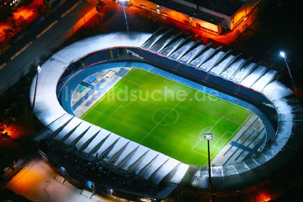 Braunschweig bei Nacht von oben - Nachtluftbild Sportstätten-Gelände der Arena des Eintracht- Stadion in Braunschweig im Bundesland Niedersachsen