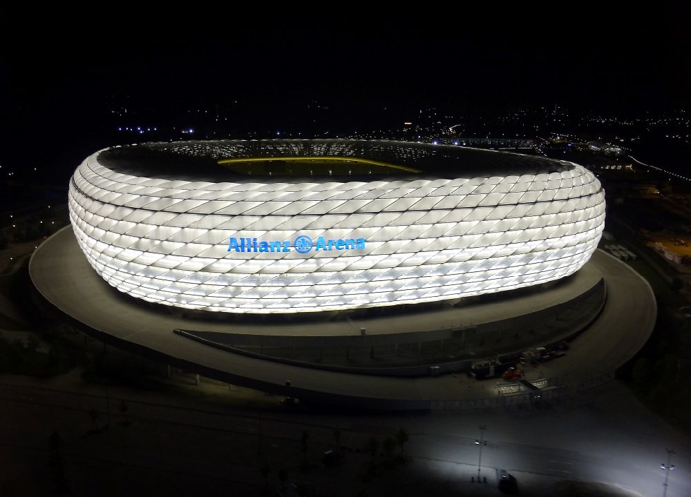 Nachtluftbild München - Nachtluftbild Sportstätten-Gelände der Arena des Stadion Allianz Arena in München im Bundesland Bayern, Deutschland