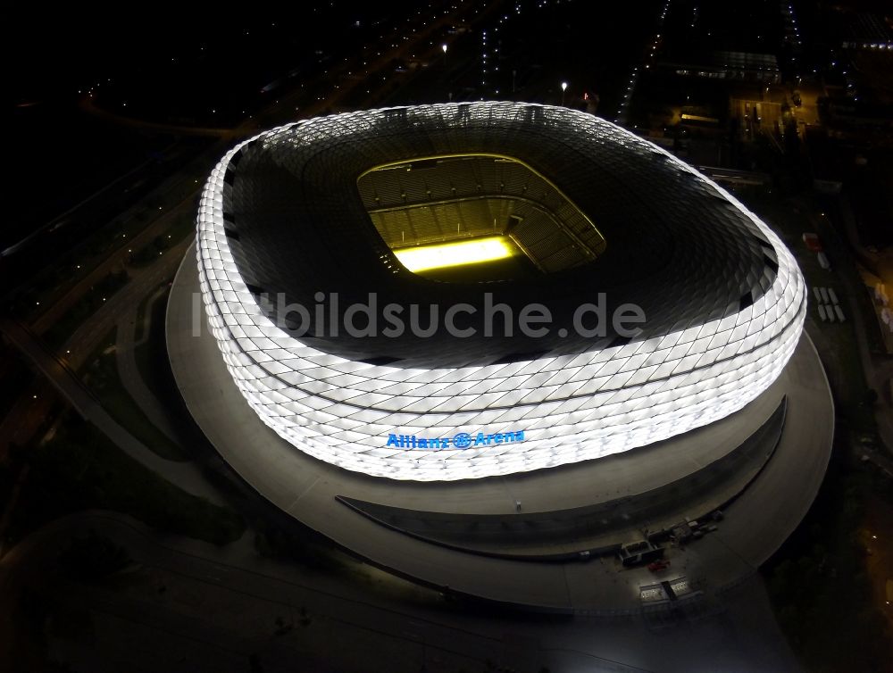 München bei Nacht von oben - Nachtluftbild Sportstätten-Gelände der Arena des Stadion Allianz Arena in München im Bundesland Bayern, Deutschland