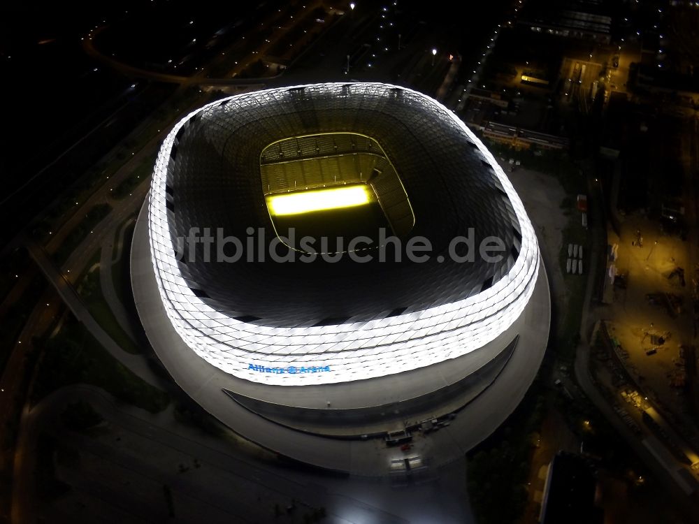 München bei Nacht aus der Vogelperspektive: Nachtluftbild Sportstätten-Gelände der Arena des Stadion Allianz Arena in München im Bundesland Bayern, Deutschland