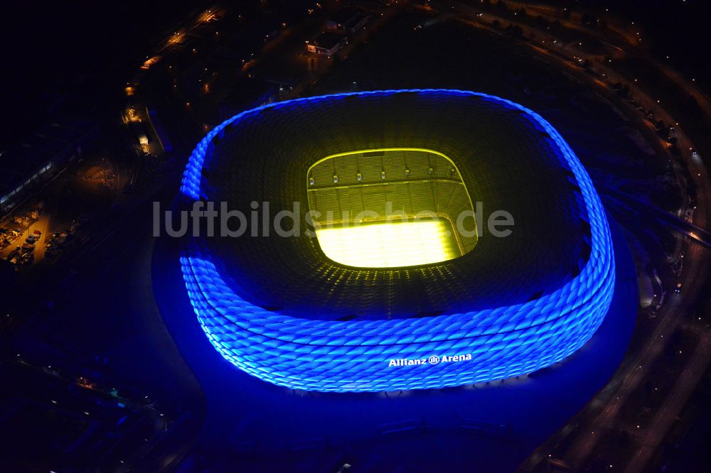 München bei Nacht von oben - Nachtluftbild Sportstätten-Gelände der Arena des Stadion Allianz Arena in München im Bundesland Bayern, Deutschland