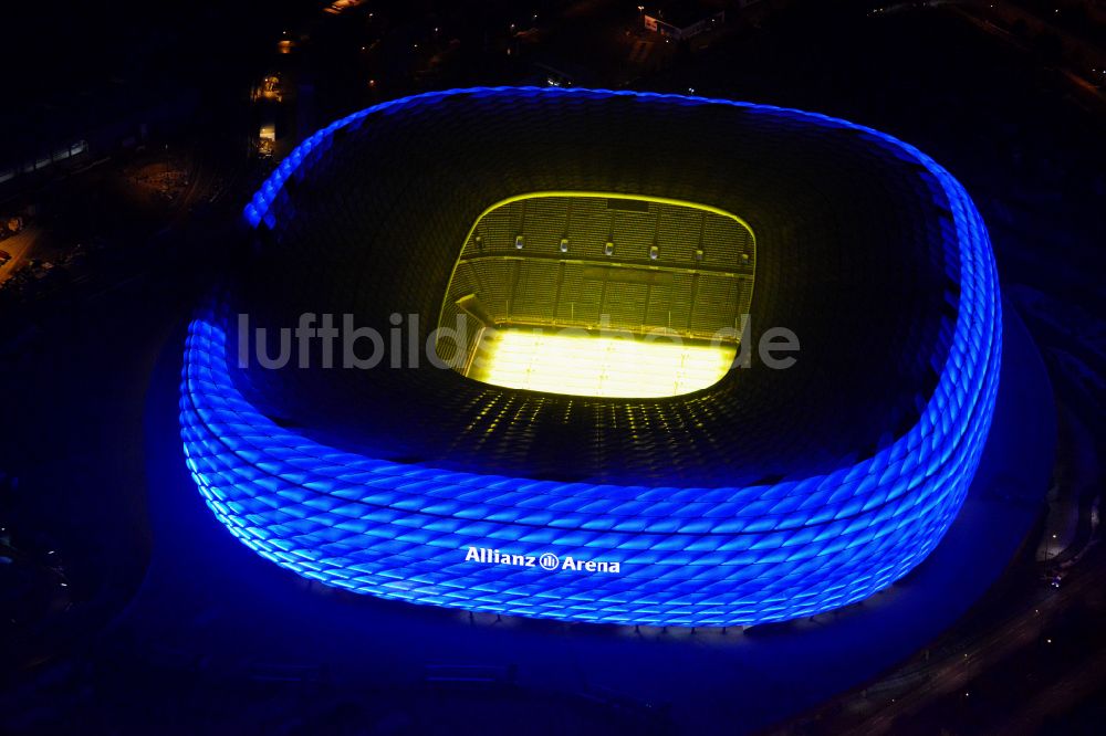 Nacht-Luftaufnahme München - Nachtluftbild Sportstätten-Gelände der Arena des Stadion Allianz Arena in München im Bundesland Bayern, Deutschland